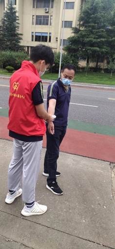 李清-材料1.志愿活动实践中的一张照片