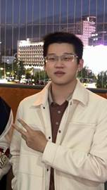 穿黑色衣服的人在微笑中度可信度描述已自动生成